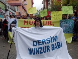 Tunceli'de Barajları Protesto Eden Kadınlar, Yolu Trafiğe Kapatarak Kendilerini Zincirledi