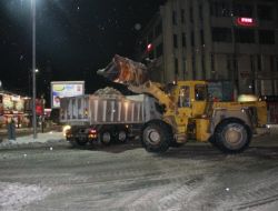 Sivas'ta Kent Merkezindeki Karlar Kamyonlarla Taşınıyor