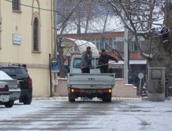 Dursunbey'de Buz Tutan Yollar Tuzlanıyor