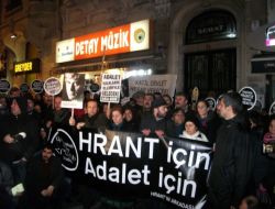 Hrant’ın Arkadaşları Agos Önünde Mahkeme Kararını Protesto Etti