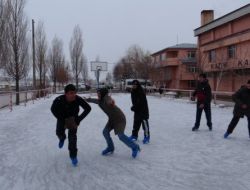 Basketbol Sahasını Buz Pateni Pistine Dönüştürdüler