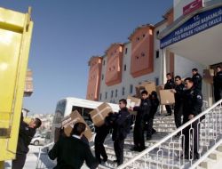 Bayburt'ta Fakir Bin Öğrenciye Giyim Yardımı Yapılıyor