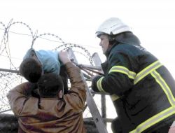 Küçük Çocuk Topunu Almak İçin Jiletli Telde Sıkıştı