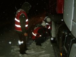 Kızılay Ekipleri Araçlara Zincir Takma Yardımında Bulundu