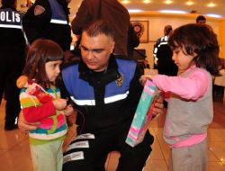 Çerkezköy Polisevi'nde Misafir Edilen Depremzedelere Yardım