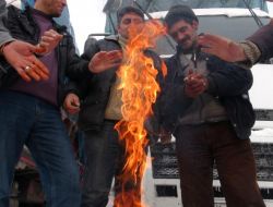 Ardahan'da Pazarcı Esnafı Ateş Yakarak Isınıyor