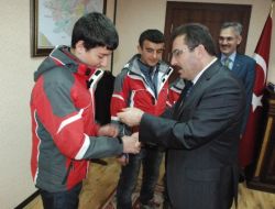 Altınok, Kayakçılara Altın Hediye Etti