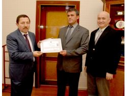 Vali, Bulduğu Parayı Sahibine Teslim Eden Memuru Ödüllendirdi