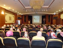 Kadınlar Güzel Giyinme Seminerine Yoğun İlgi Gösterdi