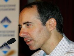 Adam Fawer, Kitabını Bastırmak İçin Kapı Kapı Dolaşmış