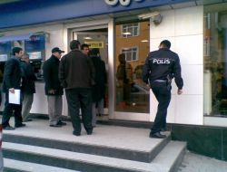 Bankayı Soydu Kaçarken Paraları Düşürdü