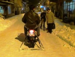 Motosikletin Arkasına Demirden Kızak Yaptılar