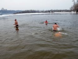 Ukraynalı Ortodokslar Sıfırın Altında 10 Derece Suya Girdi