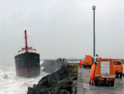 Fırtına, Samsun'da Yük Gemisini Karaya Oturttu!