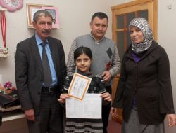 Böbrek Nakli Olan Yasemin, Karne Heyecanını Ders Gördüğü Evinde Yaşadı