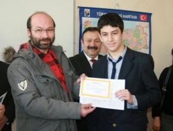 Giresun'da İl Birincisinin Karnesini Gazeteci Verdi