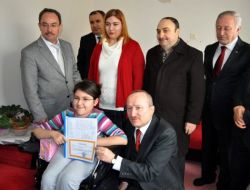 Engelli Dila, Karnesini Vali Koçdemir’in Elinden Aldı