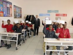 Somalili Öğrenciler Öğretmenlerinin Elini Öperek Karnelerini Aldı