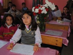 Cinnet Getiren Babanın Öldürdüğü Çocukların Karneleri Sıralarına Bırakıldı