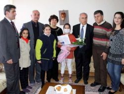 Karnesini Evinde Aldı