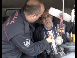 Kazada Sıkışan Sürücünün Yardımına Üniversite Öğrencileri Yetişti