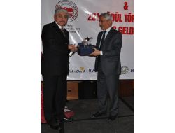 Terör Mağduru Ailelerden Başkan Özhaseki’ye Ödül