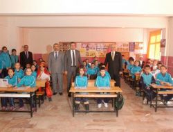 Denizli'de Öğrenciler Karnelerini Vali Demir’den Aldı