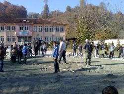 Öğrenci Ve Veliler Parke Taşı Döşeyerek Okul Bahçesini Çamurdan Kurtardı