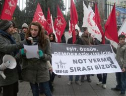 Lise Öğrencilerinden Karne Protestosu
