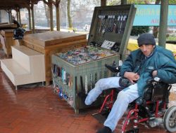 Engelli Genç, Soğuğa Ve Yağmura Aldırmadan Her Gün Tezgah Açıyor