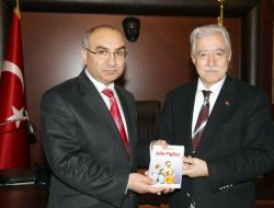 Pmyo Müdürü Ateş, Aldırmaz’a Kitabını Hediye Etti