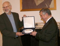 Tarihi Eserleri İade Eden İngiliz'e Plaket Verildi