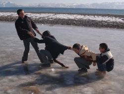 Bitlis'te Donan Dereler Ve Göletler Çocukların Oyun Alanı Oldu