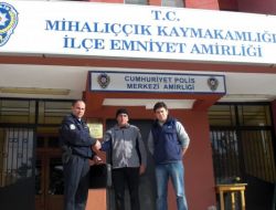 Yolda Buldukları Para Dolu Çantayı Polise Teslim Ettiler