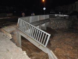 Taşkını Görüntüleyen Gazeteciler, Sel Sularına Gömüldü