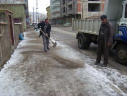 Buz Tutan Yol Ve Kaldırımlar Tuzlanıyor