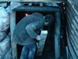 Göçükte Kalan İşçinin Yakınları, Ocaktan Gelecek Müjdeli Haberi Bekliyor