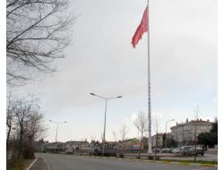 Tuzla'ya 96 Metrekarelik Türk Bayrağı Dikildi