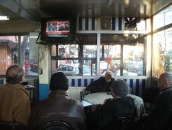 Fransız Parlamentosu’ndaki Oylamayı Vatandaşlar İlgiyle İzliyor