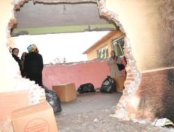 Yıkık Binada Depremzedelere Gıda Yardımı