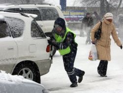 Rusya’da Polis Yoldan Karı Temizlemeyen Belediye Başkanına Ceza Kesti