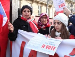 Fransa Senatosu Önünde Gösteri