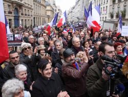 Ermeniler Fransa Senatosu Önünde Gösteri Düzenledi