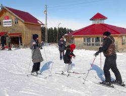Öğrenciler, Yalnızçam Kayak Tesisleri'ne Akın Etti