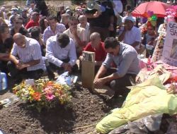 Türk Öğretmen Demet Latifoğlu, Avustralya'da Toprağa Verildi