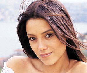 Cansu Dere yurt dışına kaçtı!..