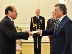 Elçilerin Mektuplarını Kabul Etti