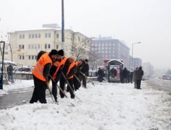 Mamak'ta Karla Mücadele Çalışmaları Sürüyor