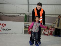 Çocuklar, Sömestrın Keyfini Buz Pateni İle Çakarıyor