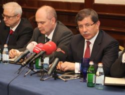 Davutoğlu: Sarkozy Çok Tehlikeli Bir Oyun Oynuyor